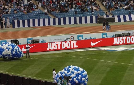 Yüksek çözünürlüklü su geçirmez P10mm LED Ekranı Futbol Alanları ve Spor Alanları Etrafında