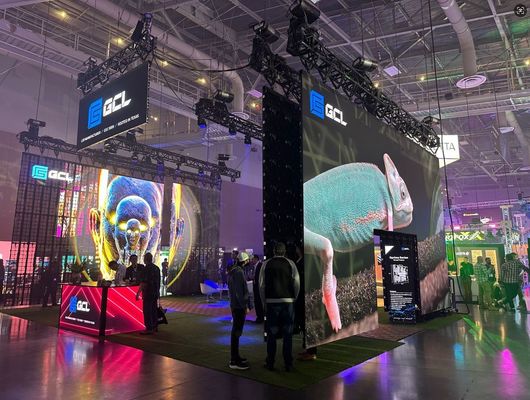 İyi bir fiyat. Yumuşak ağırlıklı iç mekan kiralık LED video duvar paneli Son aşama performansı için 7.4Kg ağırlık çevrimiçi