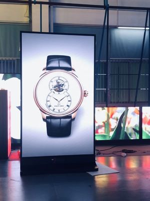İyi bir fiyat. Reklam Ekranları için 5500-6500nits Parlaklığa Sahip Dış Mekan IP65 Su Geçirmez 2-4K Yüksek Çözünürlüklü LED Poster çevrimiçi
