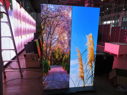 GOB P1.5mm P1.8 mm P2mm İç Mekan Led Poster Ekranı, Fuar Mağazası için Tekerlekli Taşınabilir Led Video Duvar