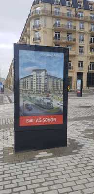 İyi bir fiyat. P2.5/P3/P4 Piksel Aralığına Sahip 5500nits Parlaklık ve 960*1920mm Özelleştirilebilir Ekran Boyutuna Sahip Dış Mekan LED Poster çevrimiçi